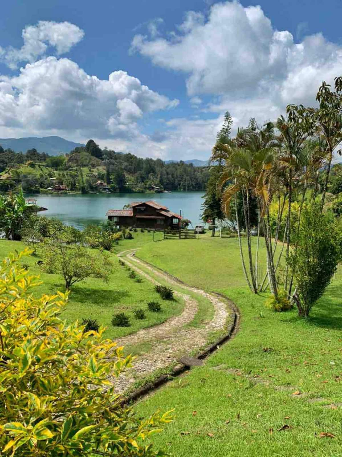 瓜塔佩·卡瓦尼亚（ Guatape Cabaña ）湖口和石头景观