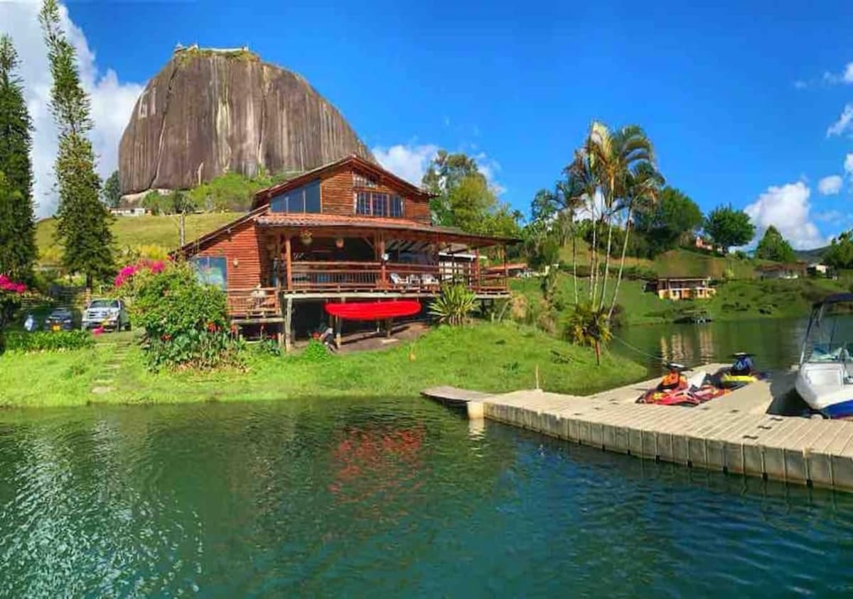 瓜塔佩·卡瓦尼亚（ Guatape Cabaña ）湖口和石头景观