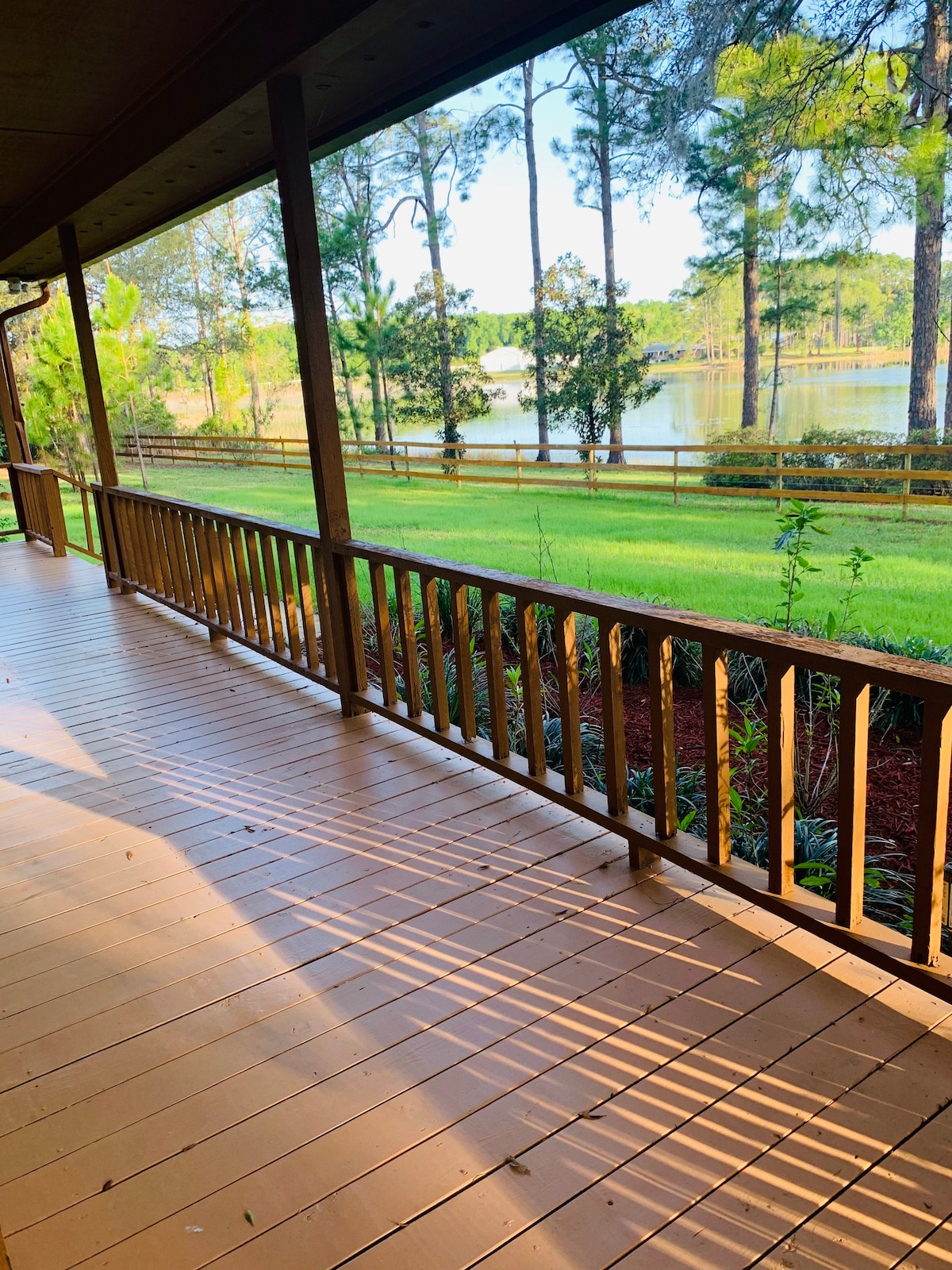 Country cabin on lake, game room, kayaks, fire pit