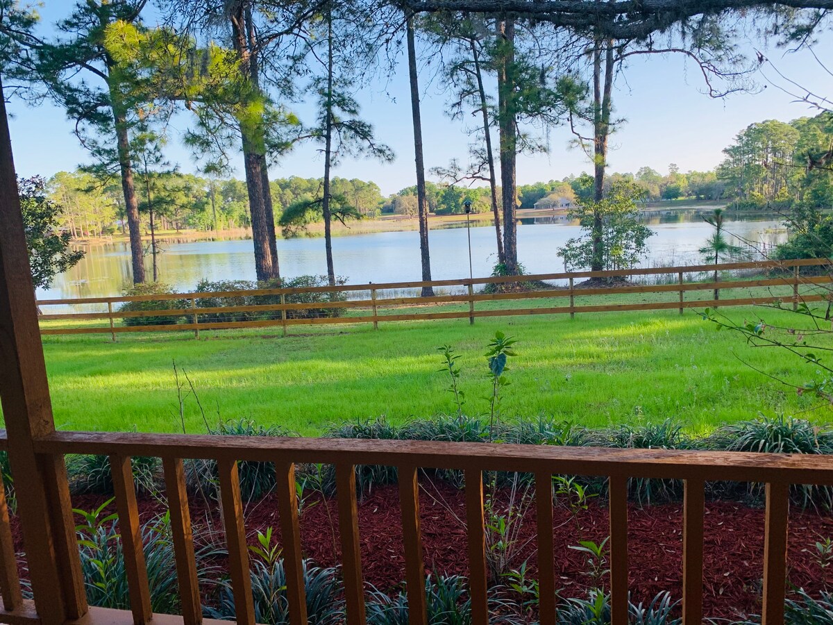 Country cabin on lake, game room, kayaks, fire pit