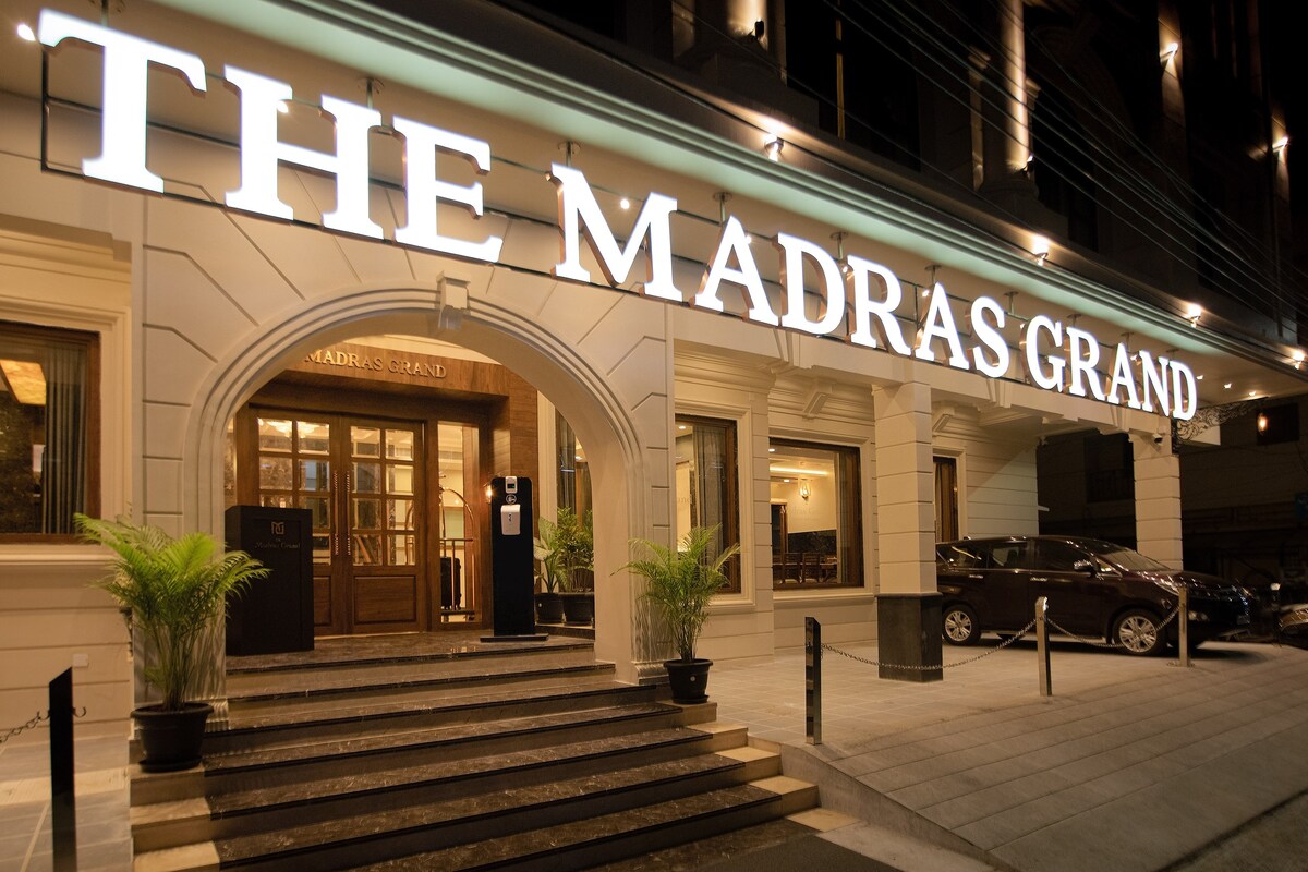 豪华四人间-马德拉斯大酒店（ The Madras Grand ）