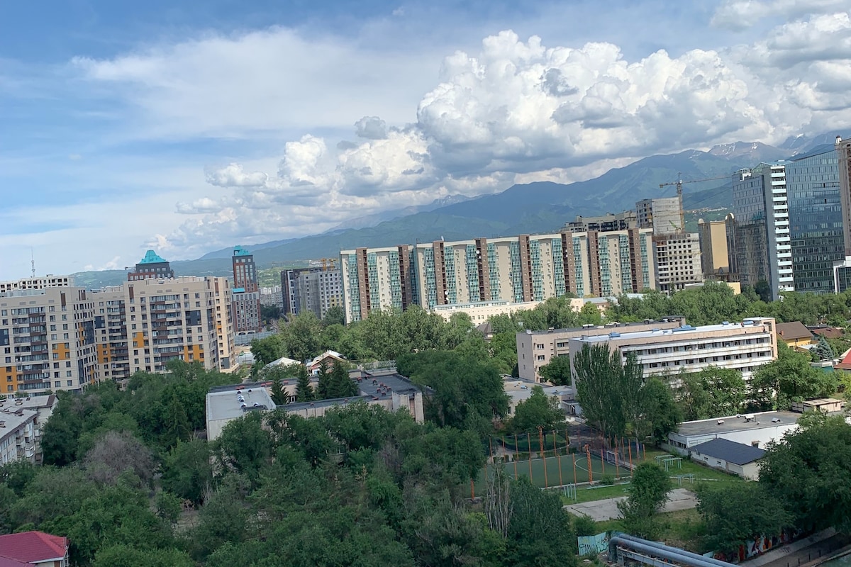 阿尔马蒂（ Almaty ）的山景和河景公寓