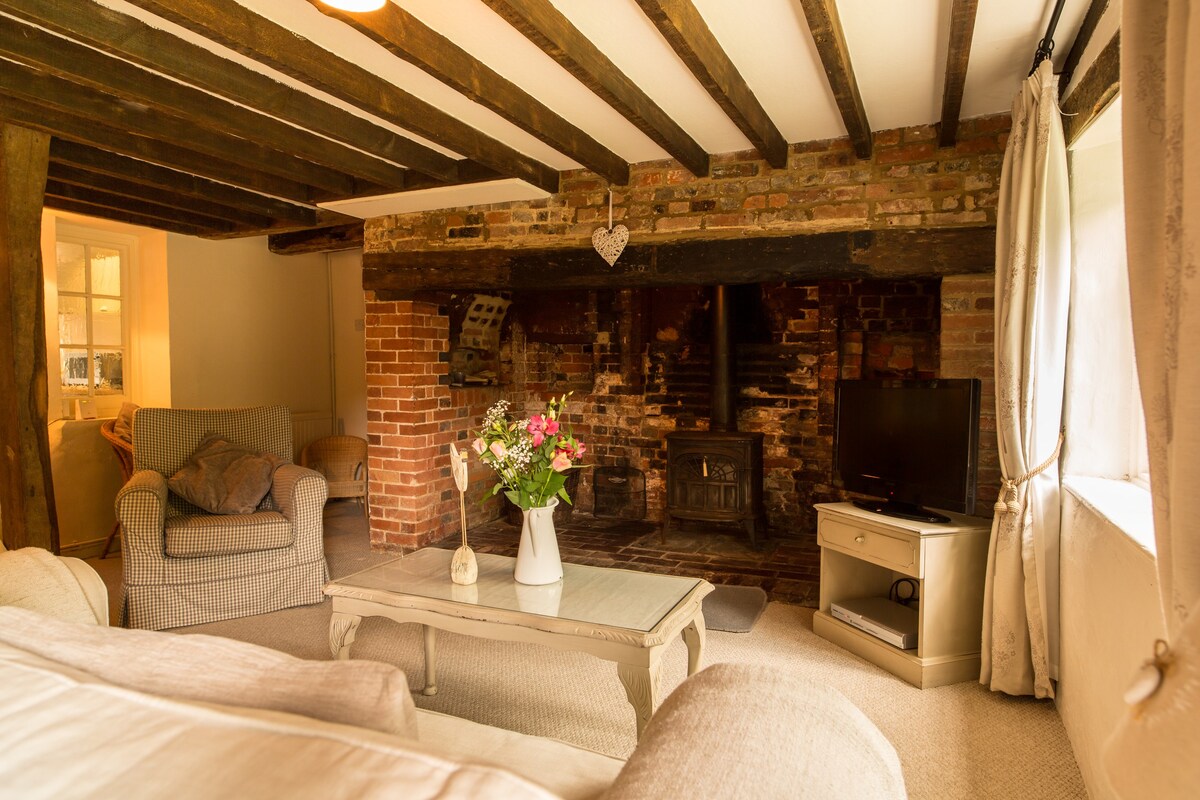 Character Country Cottage & Gardens . Heated pool