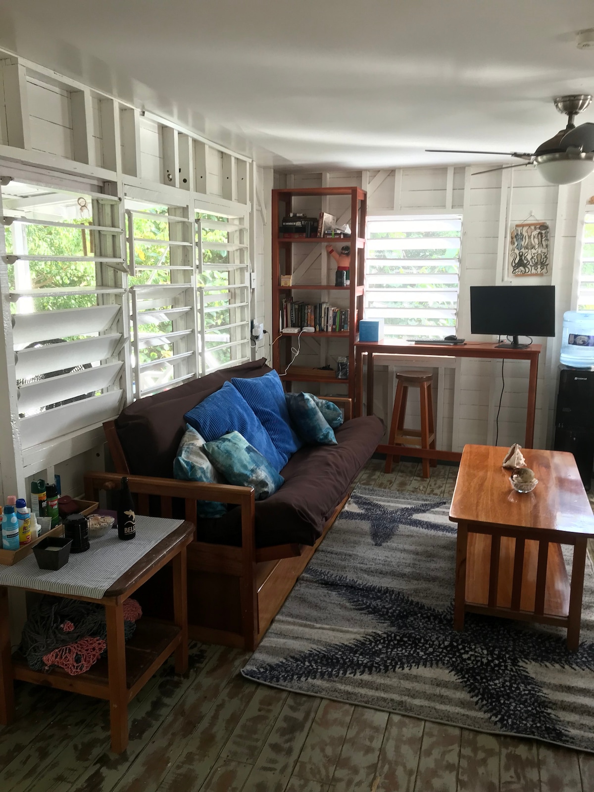 Cheerful Beachfront Cabana on North Caye Caulker