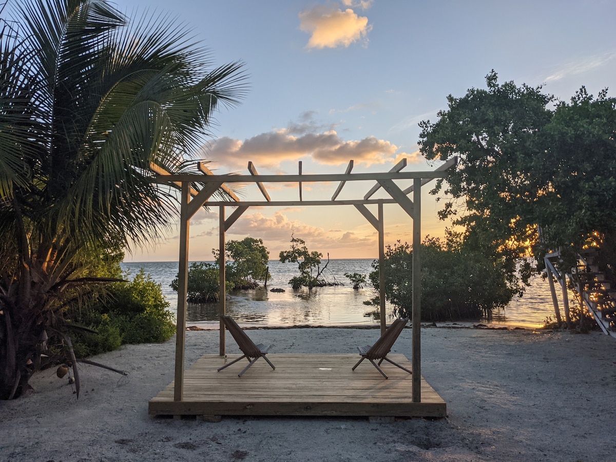 Cheerful Beachfront Cabana on North Caye Caulker