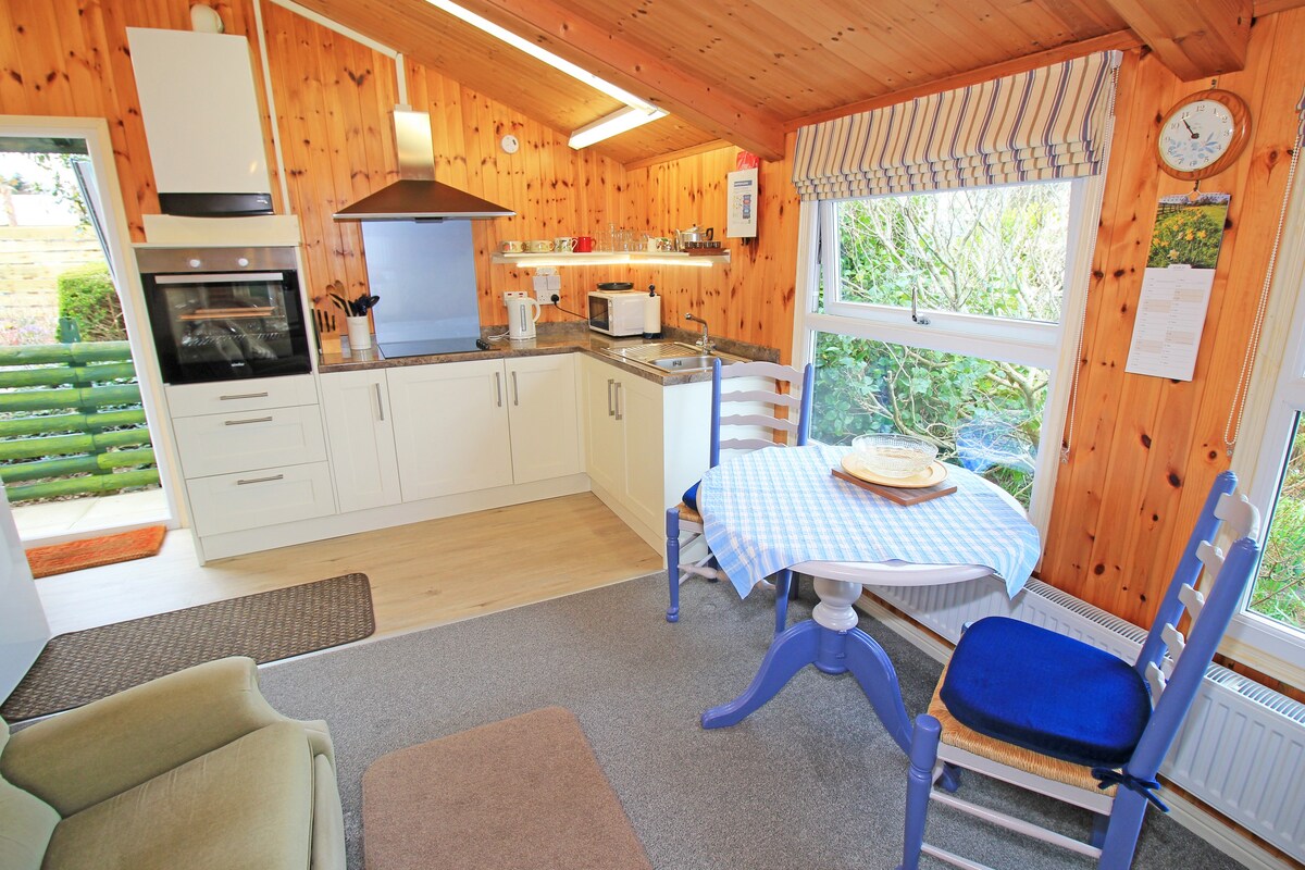 Garden Chalet, 7 minutes walk away from the beach!