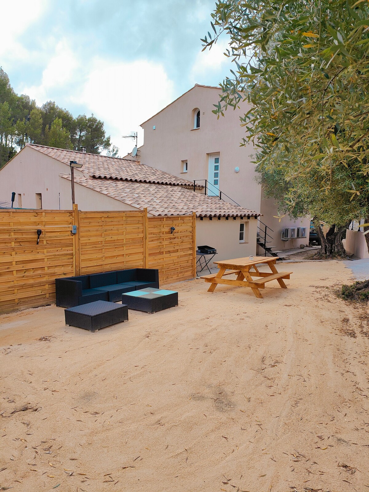 Maison mitoyenne 85m² au calme avec jardin et clim