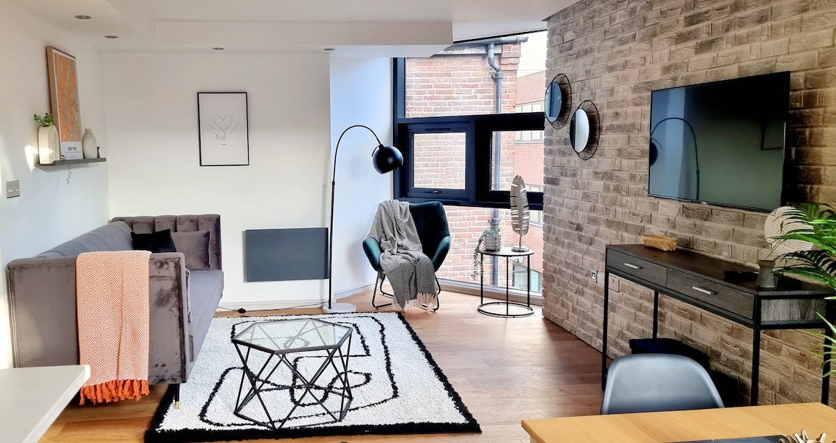 2 Modern Apts for up to 10 in Notts + Castle Views