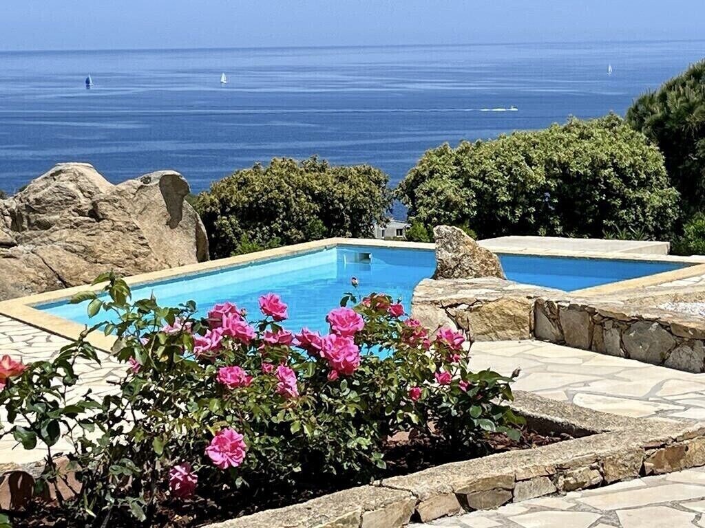 美丽的海景别墅，带泳池