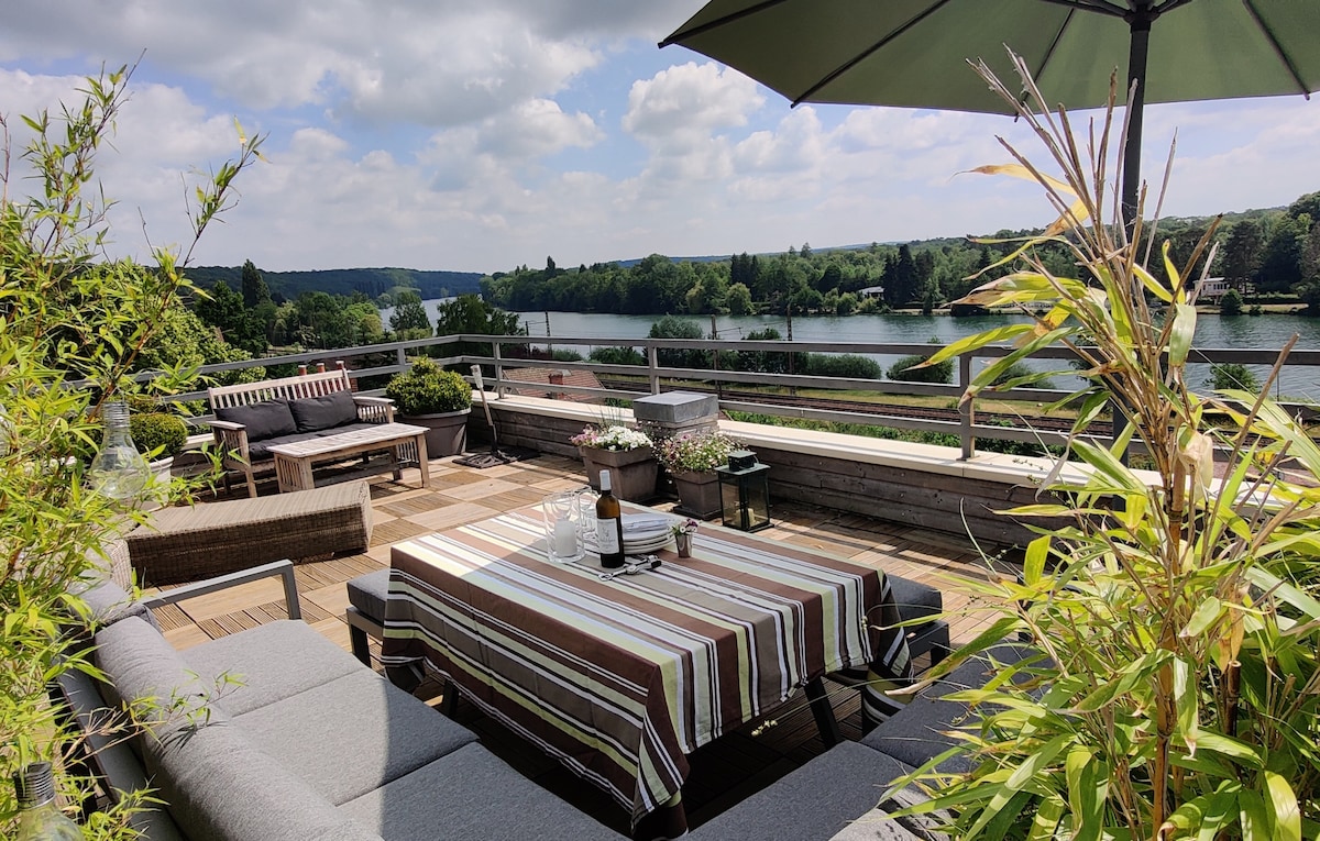 Seine-side apartment with stunning forest views