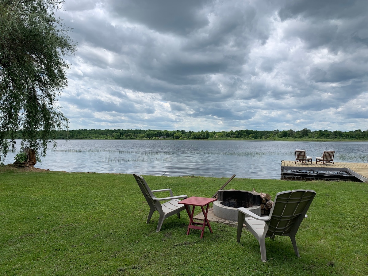 位于里多河（ Rideau River ）的迷人小屋！