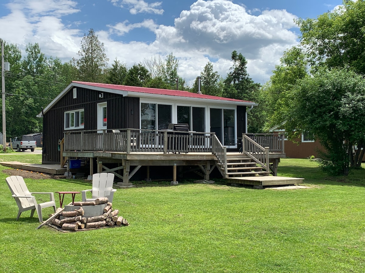 位于里多河（ Rideau River ）的迷人小屋！