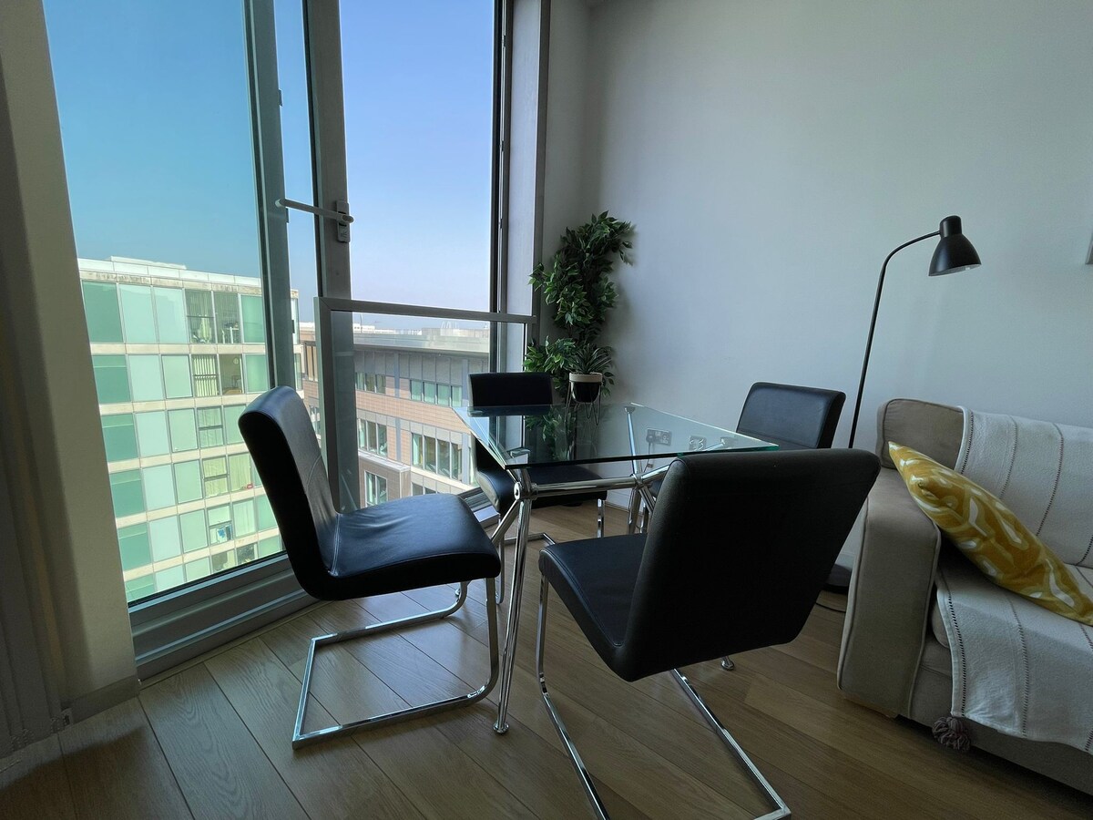 City Centre Apartment with Parking, Balcony & Wifi