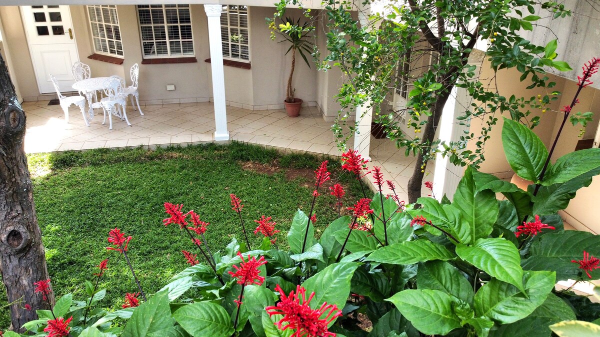 Secure, upmarket 2bed cottage in Sandton