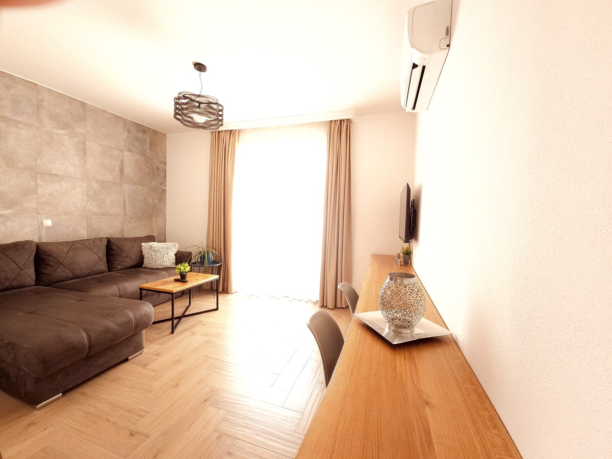 1-Bedroom Apt/Housekeeping/Parking