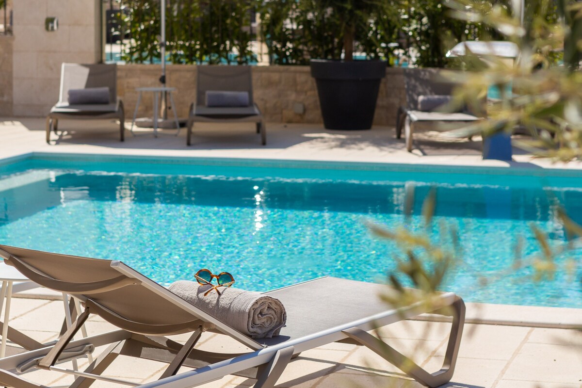 Luxury seaview Villa Salvina with heated pool &spa
