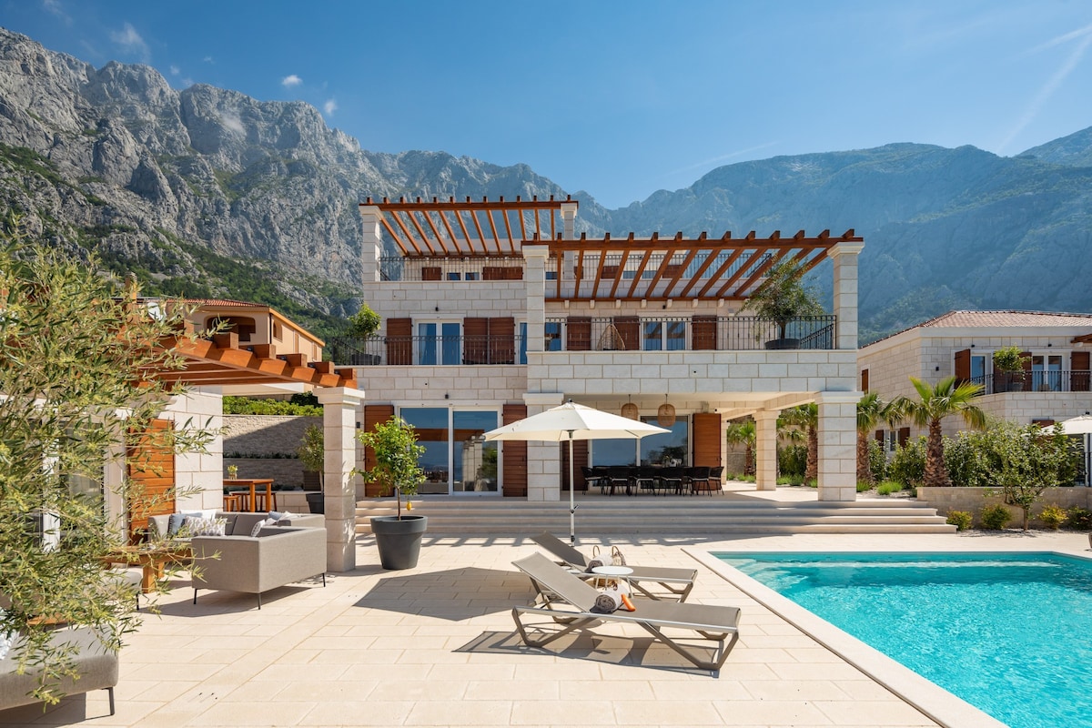 Luxury seaview Villa Salvina with heated pool &spa