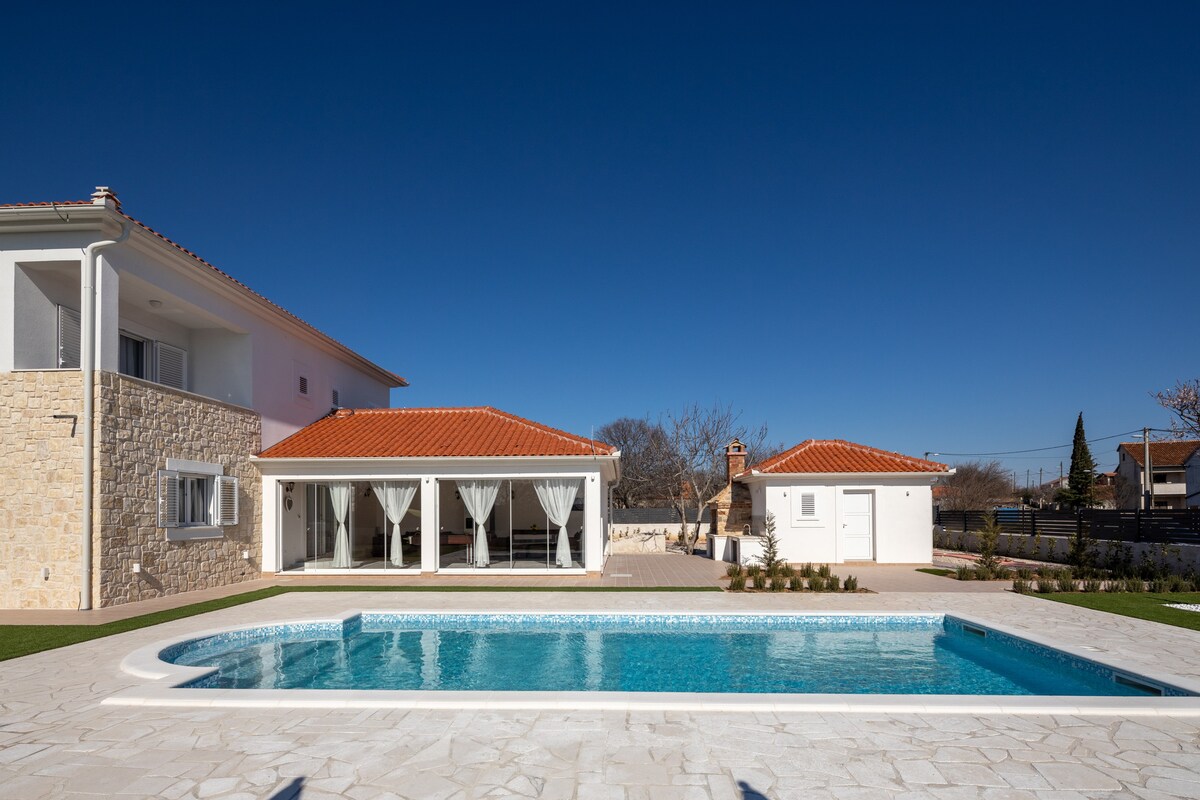 Villa Darina with heated pool & spa