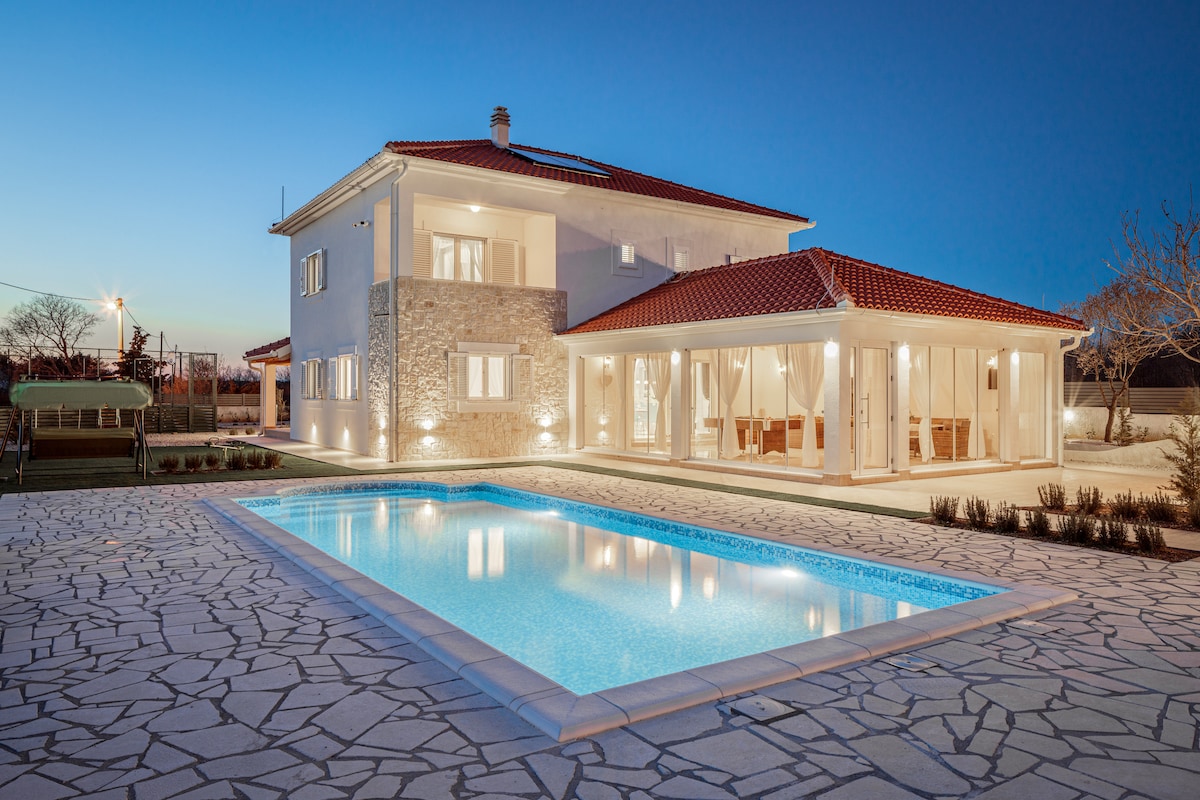 Villa Darina with heated pool & spa