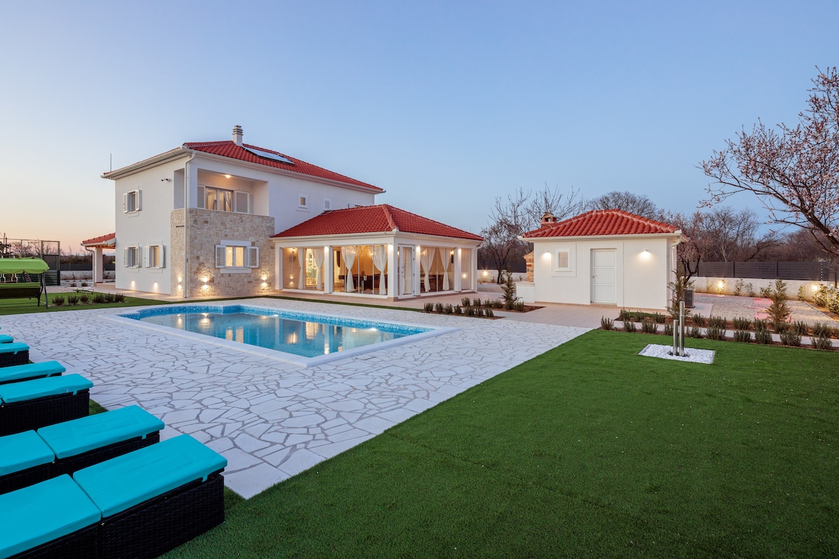 Villa Darina with heated pool & spa