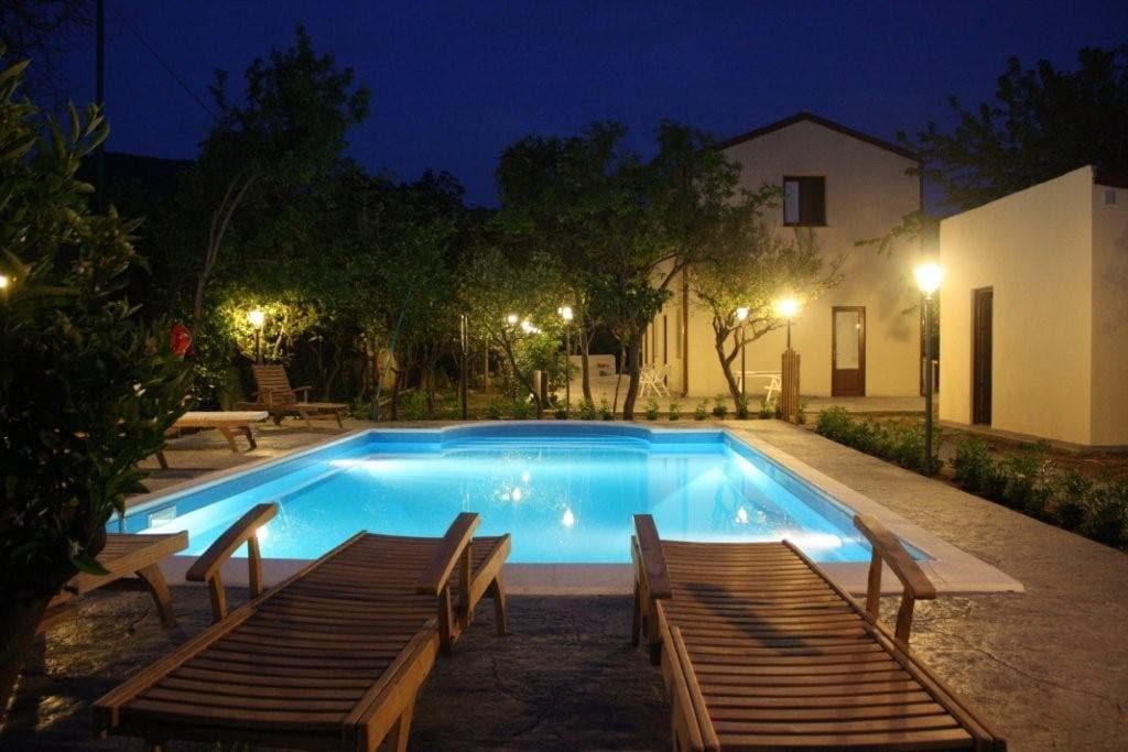 Villa Giardino Paradiso Cefalù ，温水游泳池