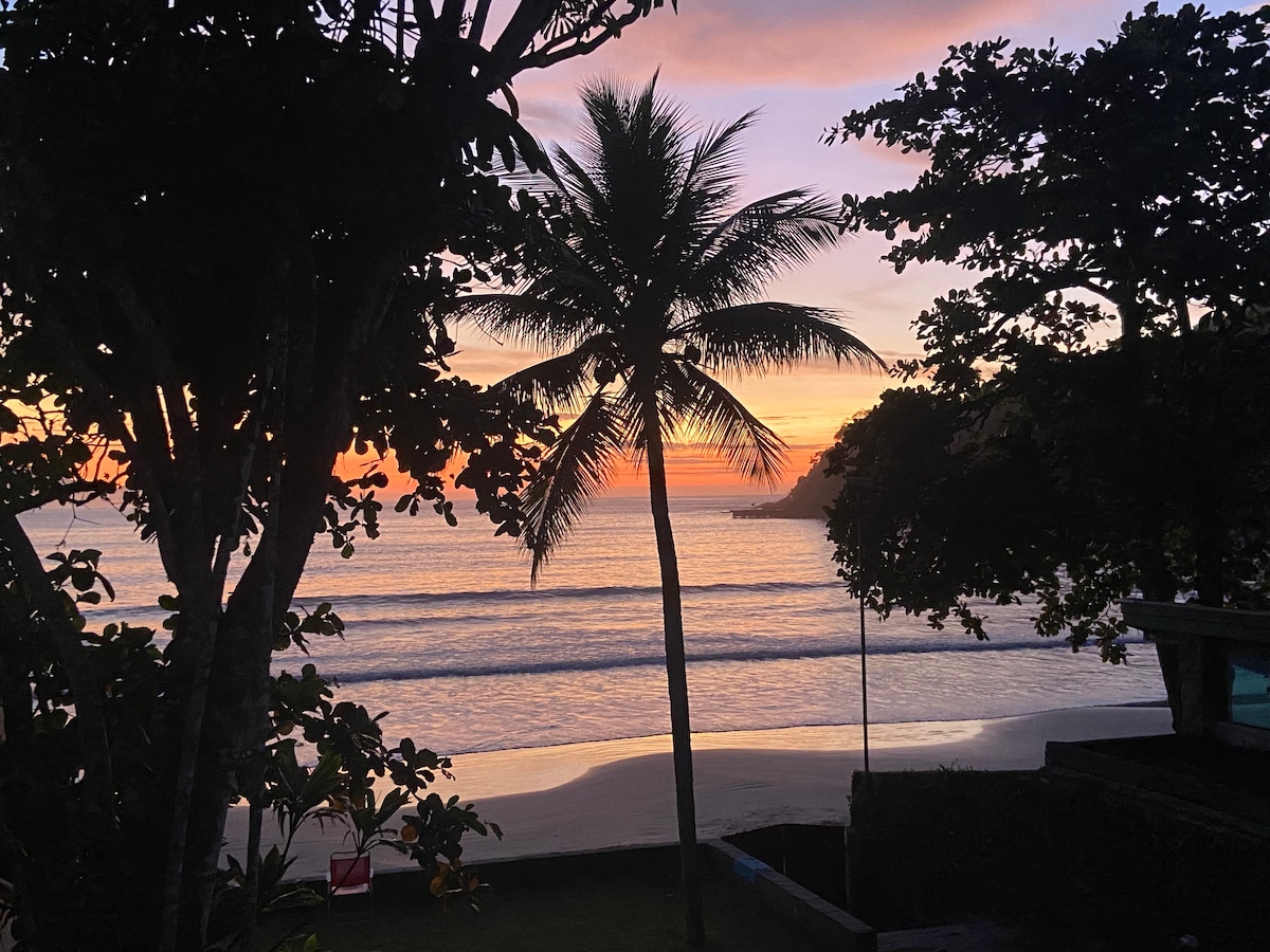 乌巴图巴（ Ubatuba ）别墅，位于托尼纳斯海滩（ Toninhas beach ） ，站在沙滩上