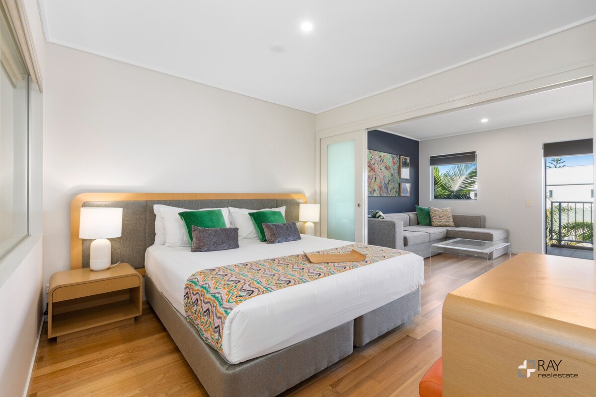 Top Floor One-Bedroom Apartment in Luxury Resort