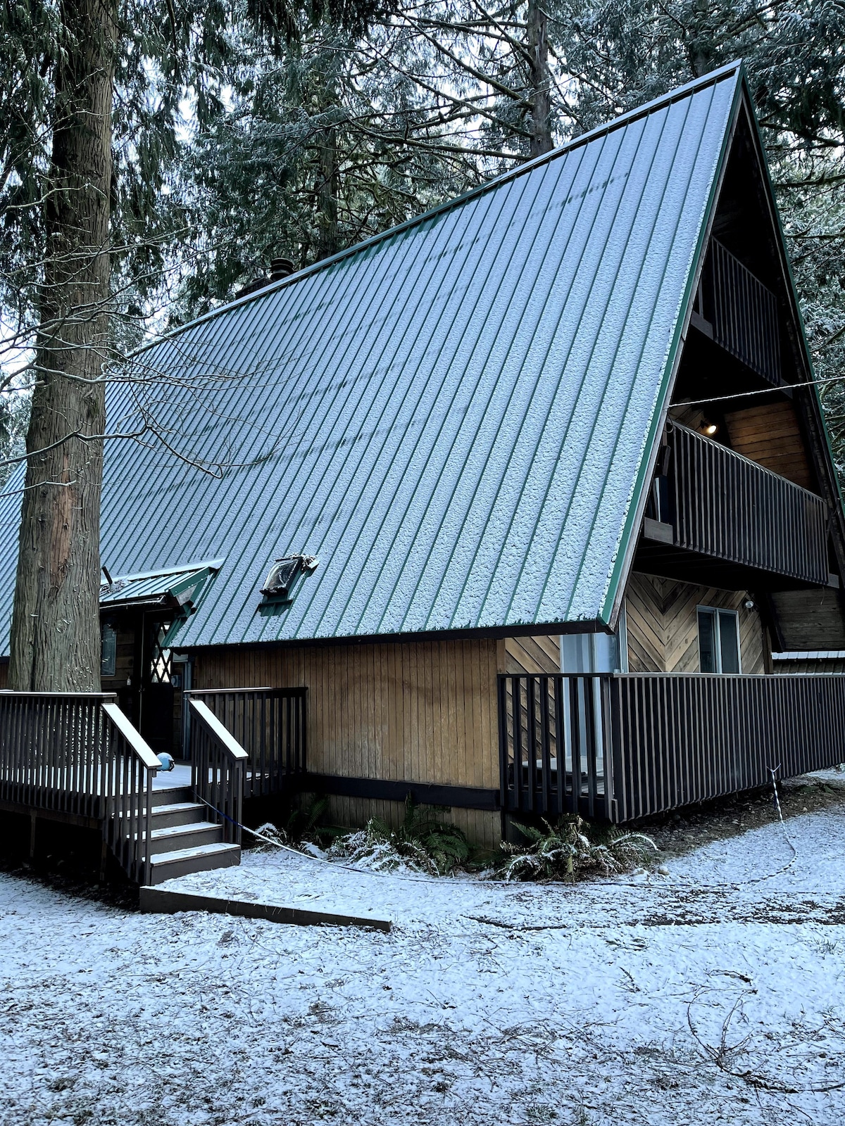 宽敞的河畔A型小屋，可欣赏贝克山（ Mt Baker ）美景