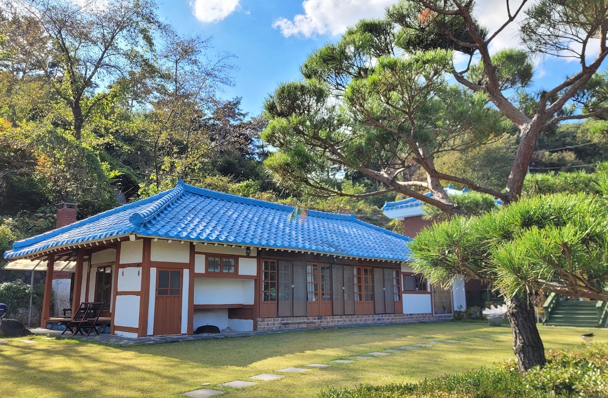 [Jisan Garden]韩屋（ Hanok ） ，周围环绕着田野和山脉的美丽花园