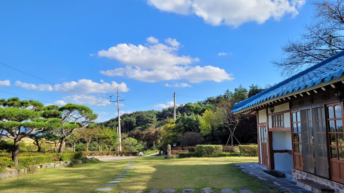 [Jisan Garden]韩屋（ Hanok ） ，周围环绕着田野和山脉的美丽花园