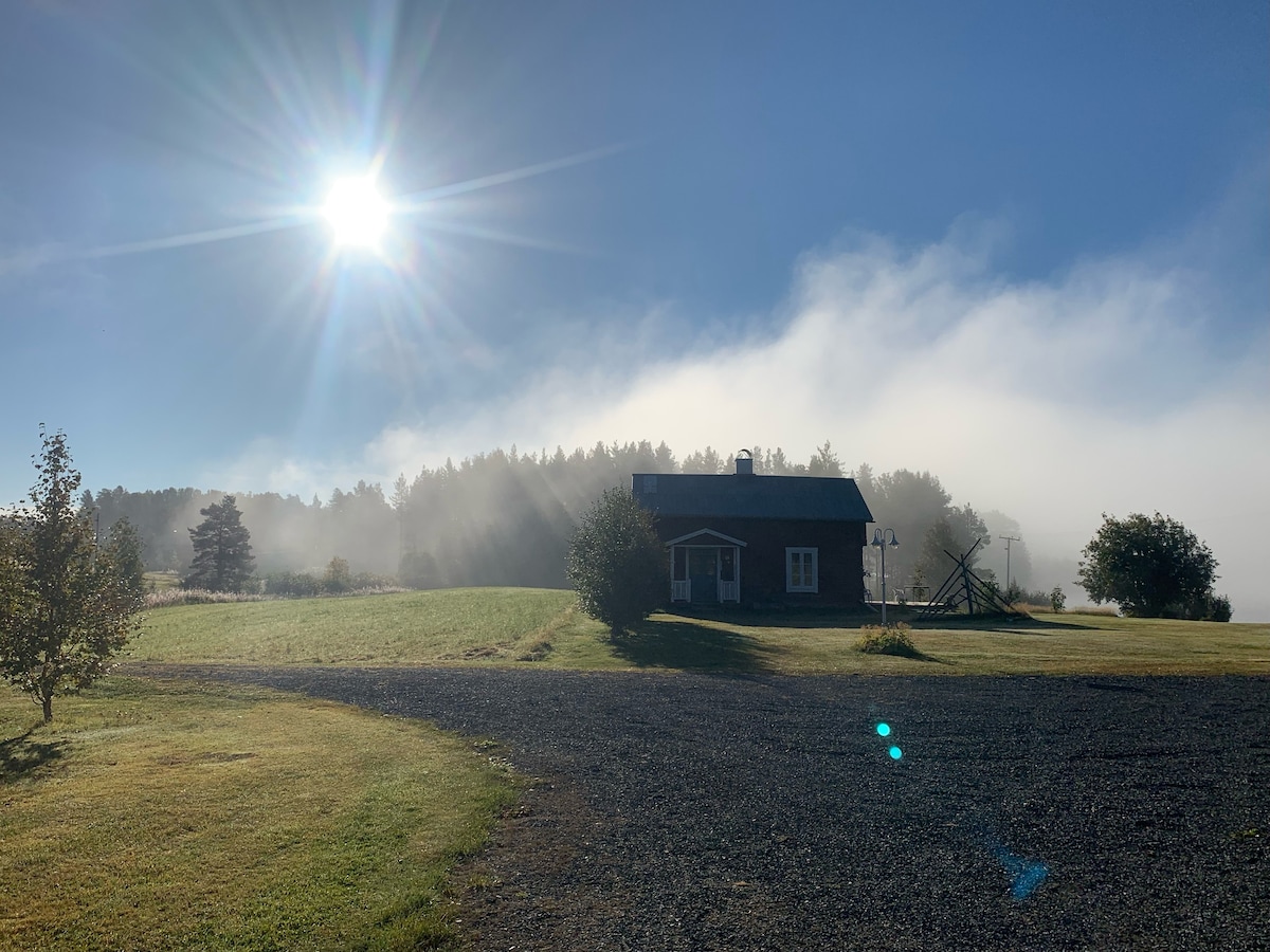 Beautifully located stuga next to the water.