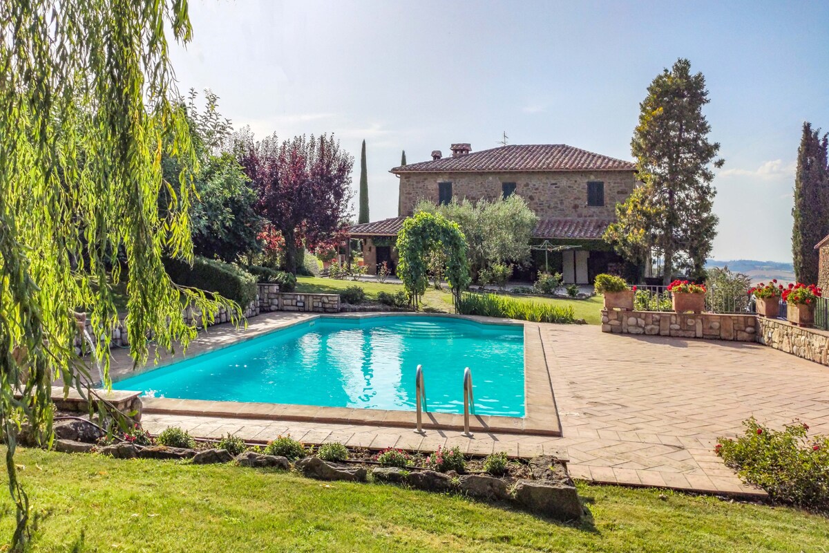 Villa Fortuna with Hot-Tub, pool near Tuscany