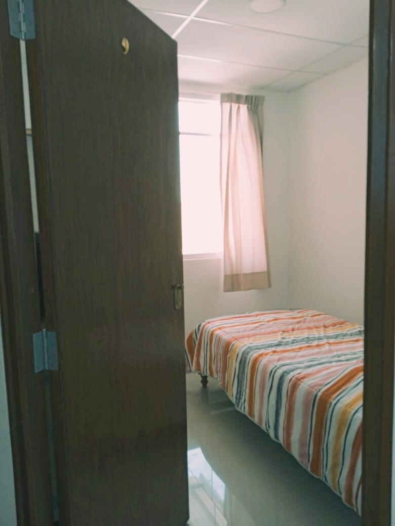 宽敞的卧室，带卫生间和独立入口