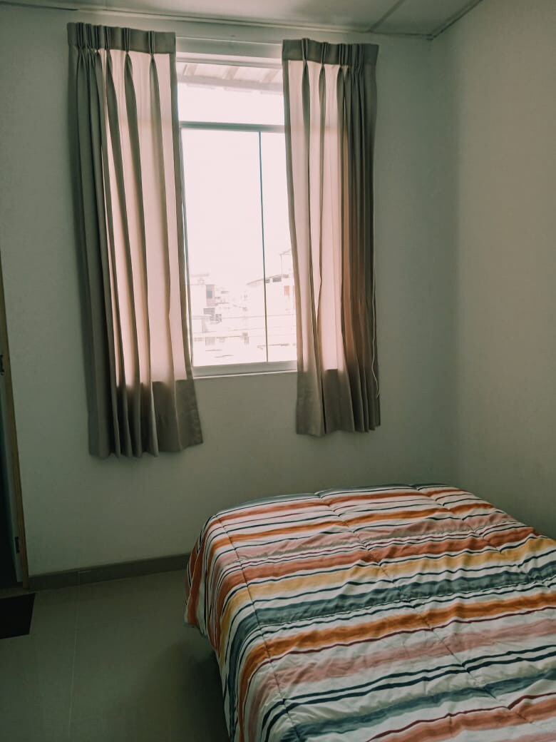 宽敞的卧室，带卫生间和独立入口