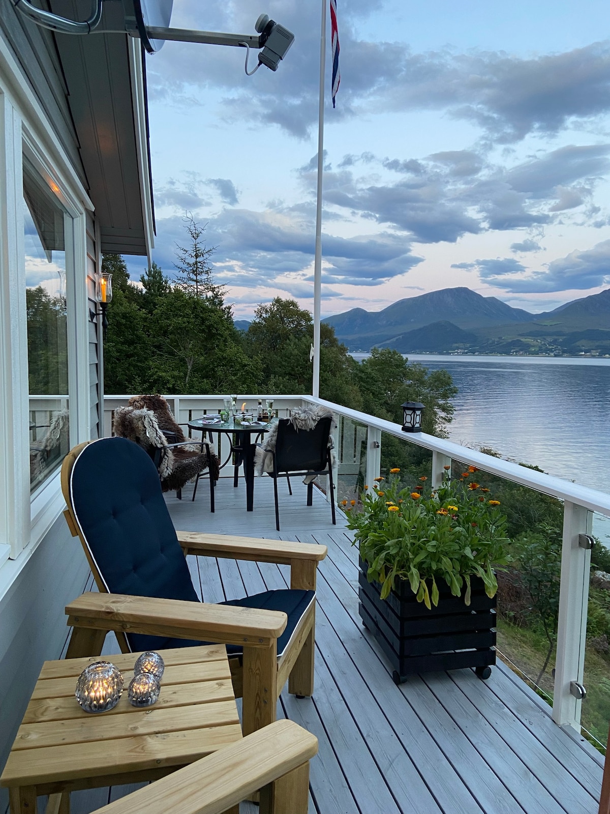 靠近大海的舒适小木屋，可欣赏山脉和峡湾的美景。