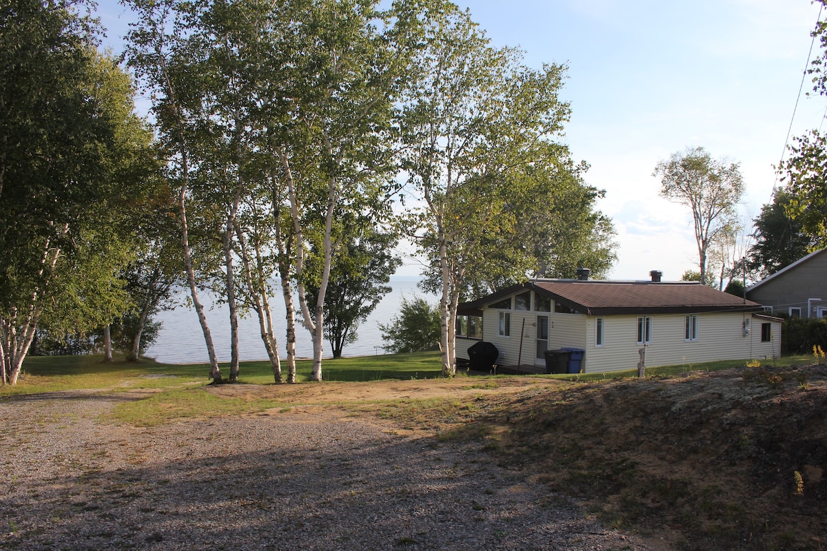 Chalet bord du Lac Saint-Jean with beach