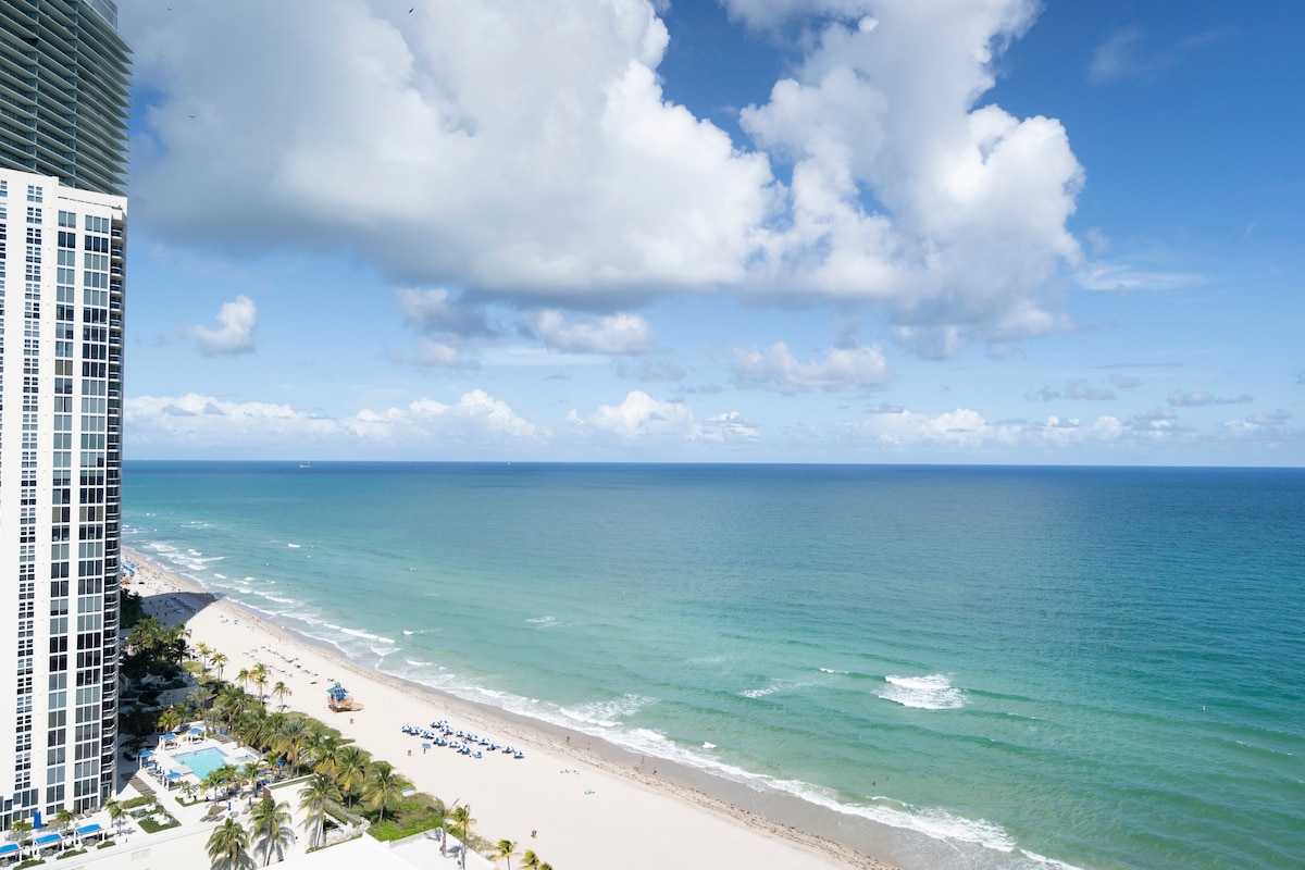 Beachfront Condo at luxury resort in Sunny Isles