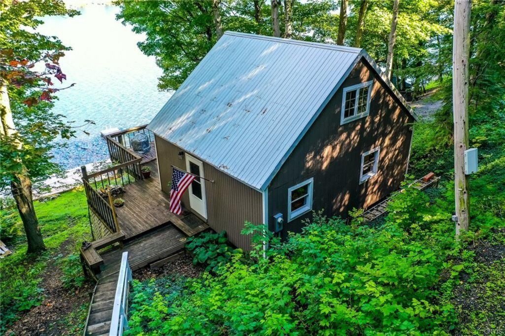 Private lakefront cottage, dock & deck, sleeps 8