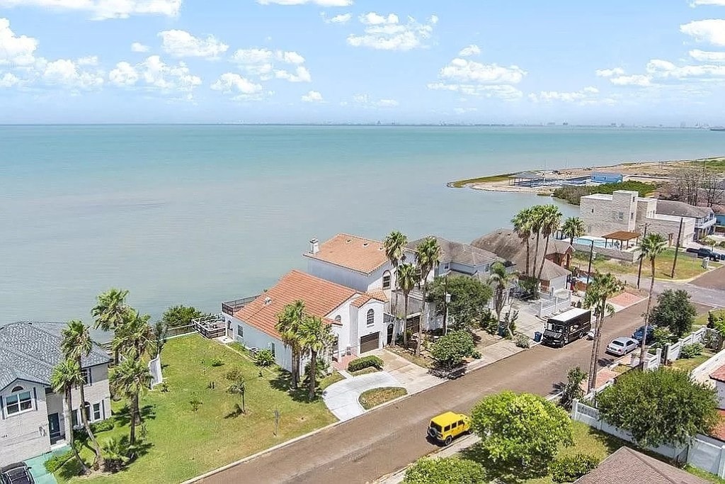 Ocean front view to SPI. 6 bedrooms, Private House