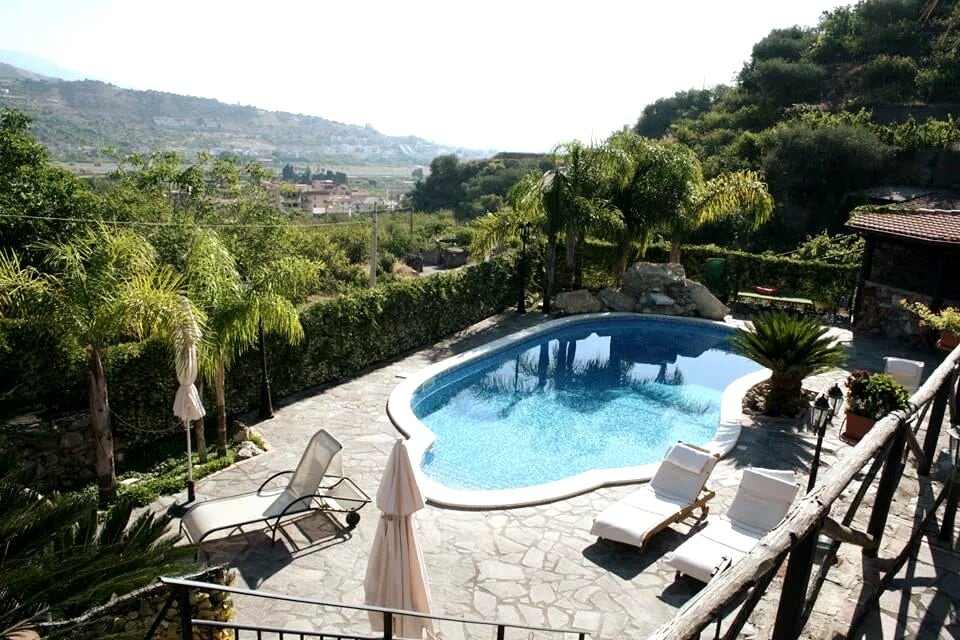 VillaBella Taormina Riviera美妙别墅，带泳池