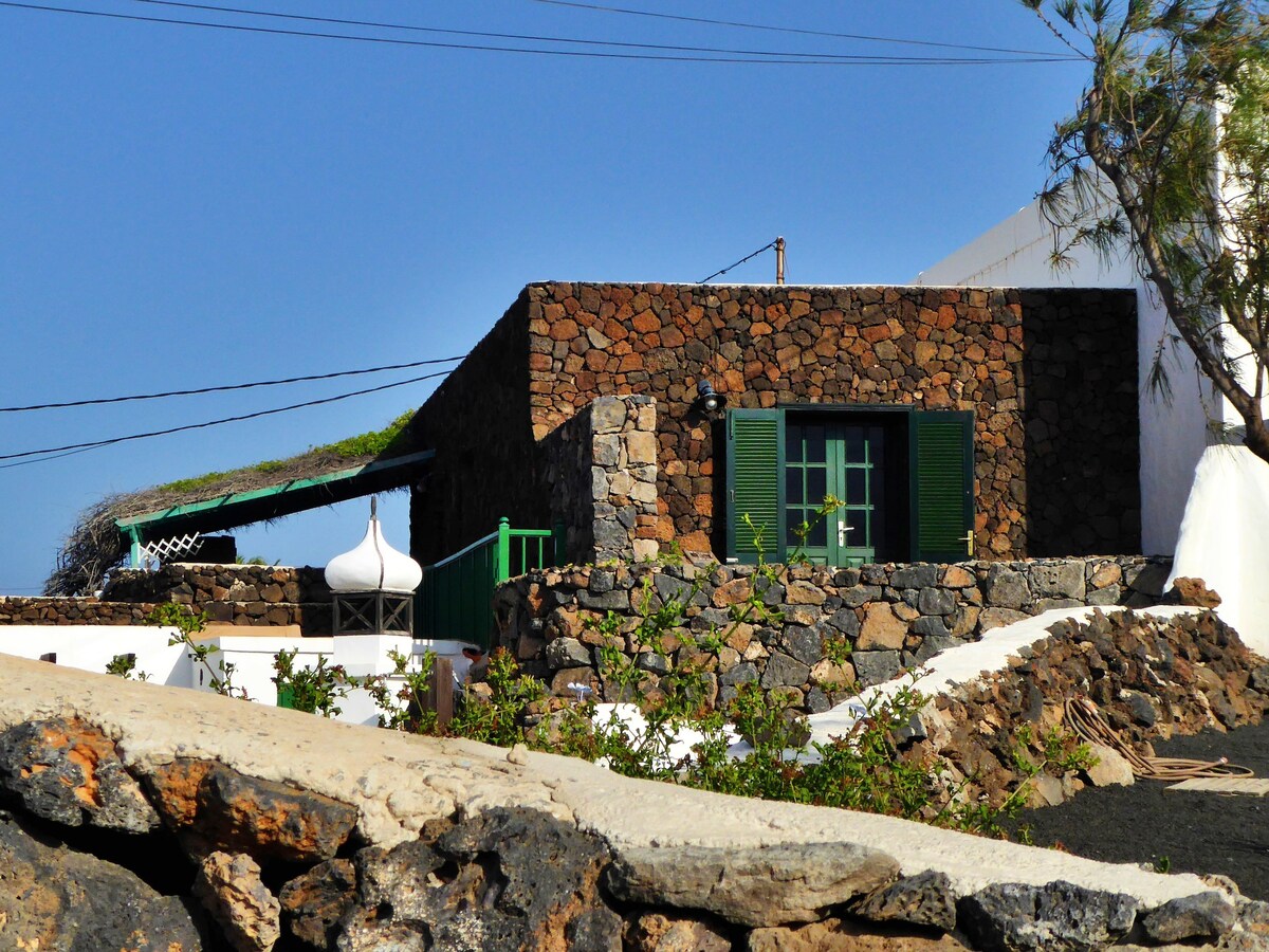 Palmeras 2: Stone covered house