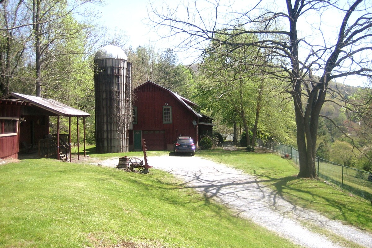 Barn House A Gorgeous 4BR/3BA Renovated 1900s Barn