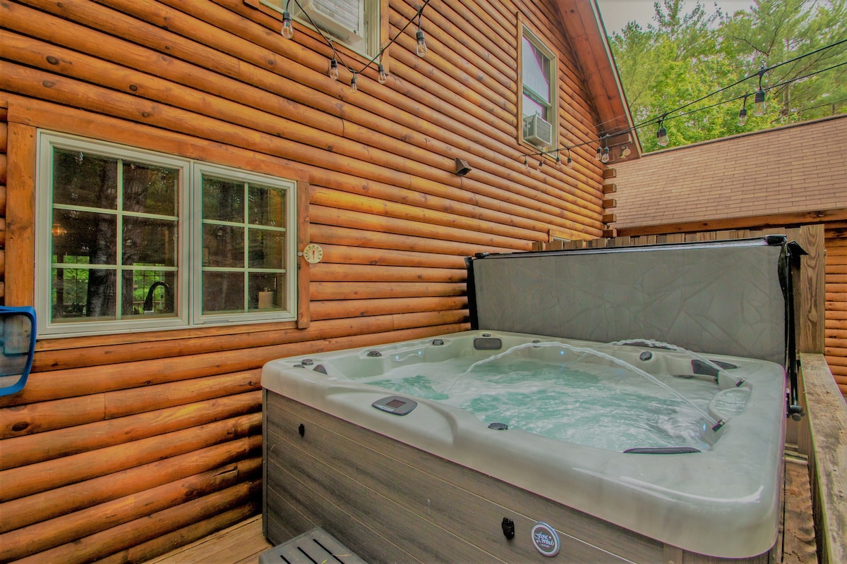 带热水浴缸和壁炉的华丽木屋