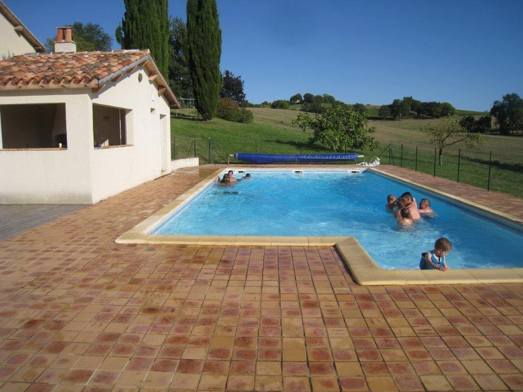 Les coteaux  de Miradoux : tennis, piscine et lac