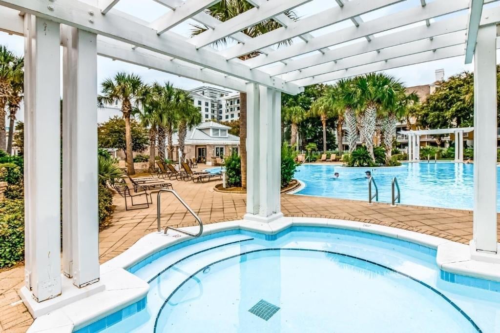 Sun-kissed condo, fantastic location w/shared pool