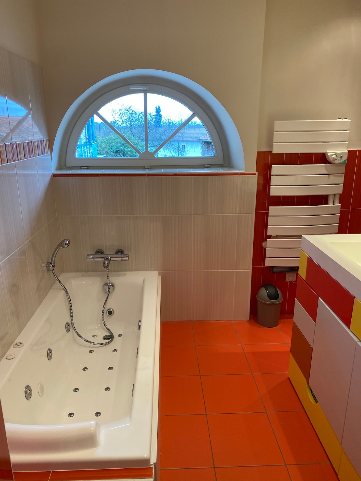 Ruime 4-persoons kamer met badkamer en jacuzzi.