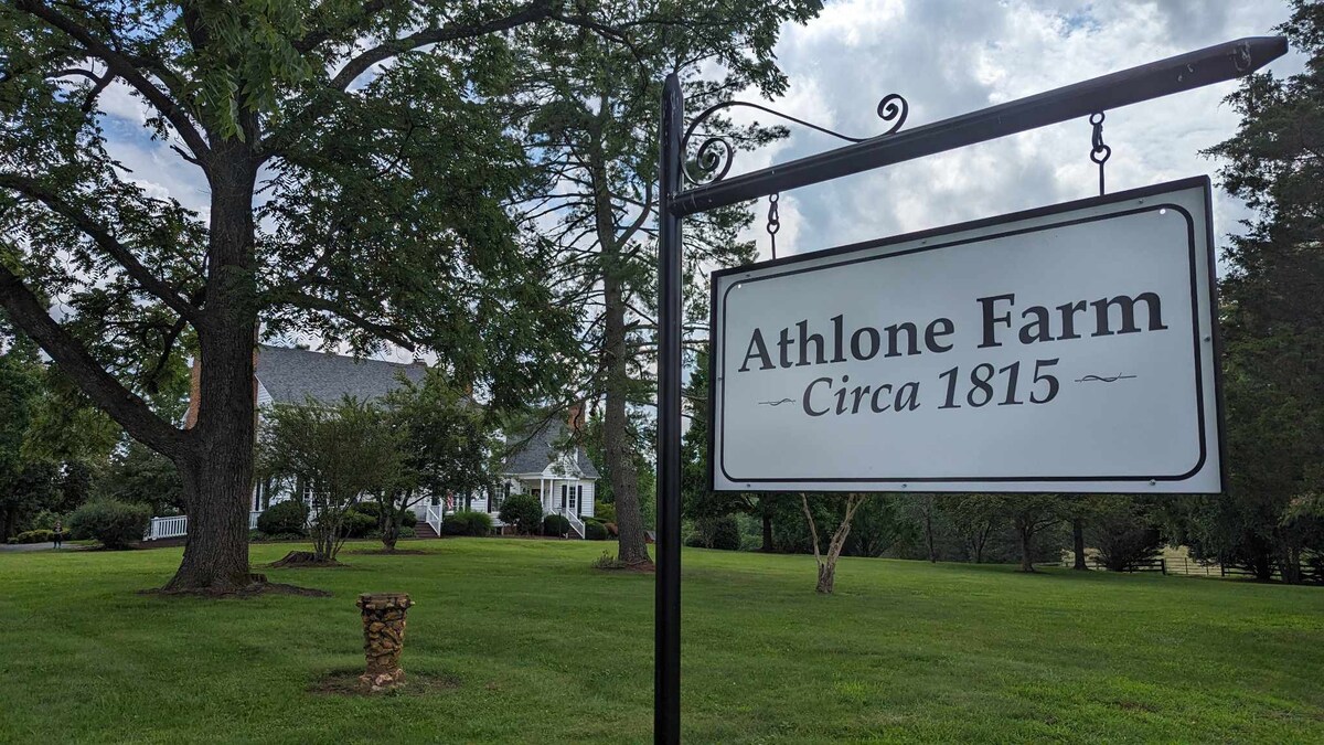 Historic Athlone Farm: Lovely, 6500 sf, sleeps 18