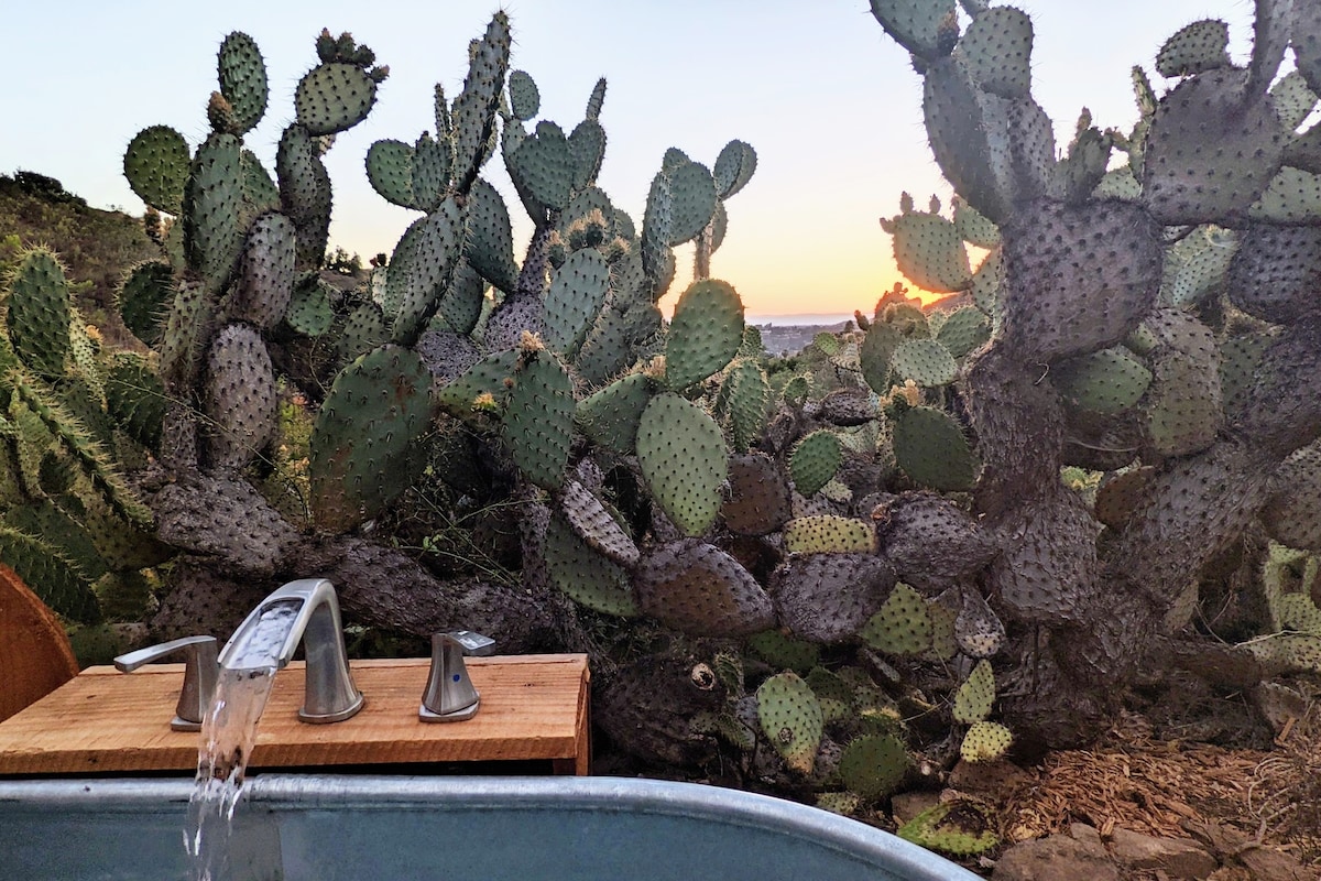 Loft Cabin-Night Cinema+Hot Soaking Tub+Views!