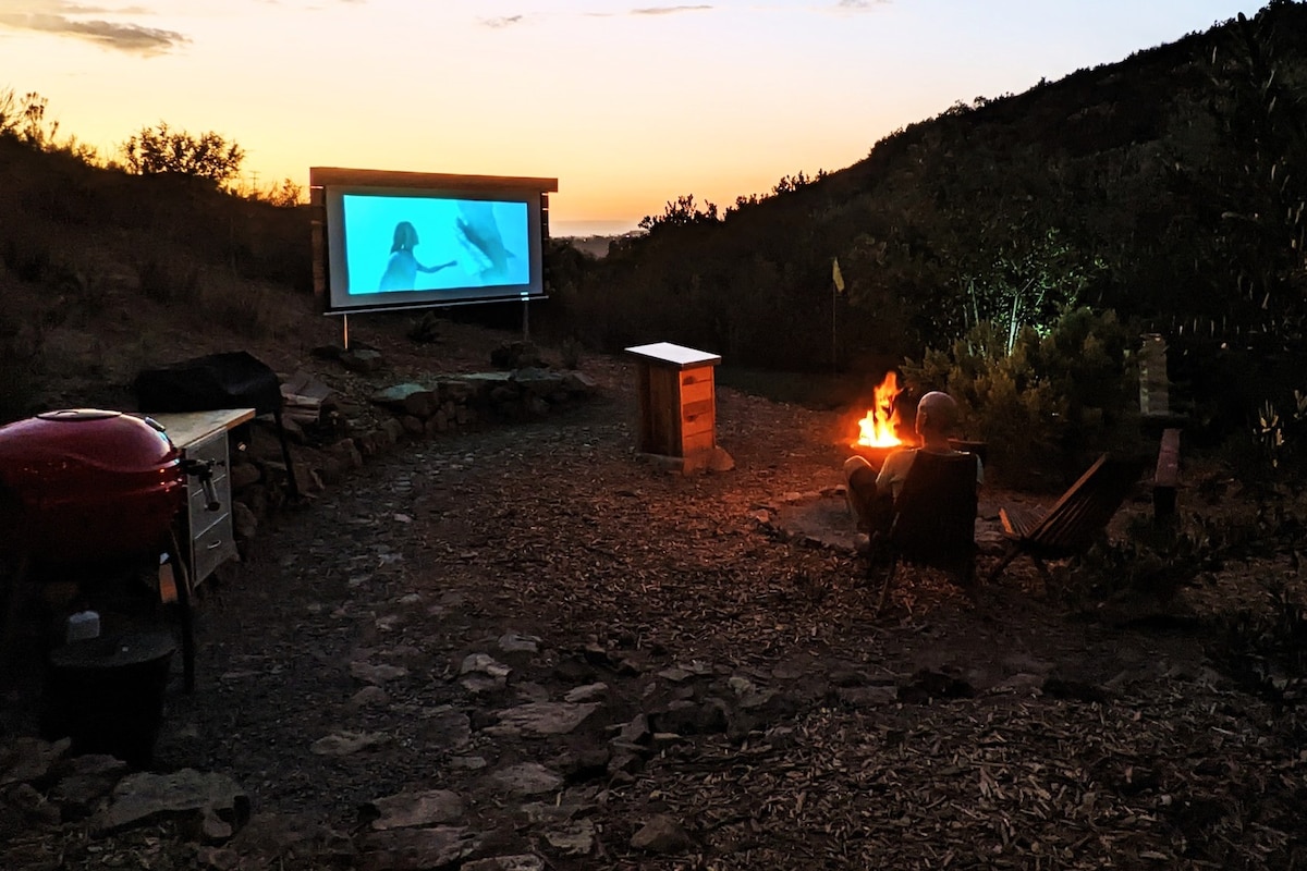 Loft Cabin-Night Cinema+Hot Soaking Tub+Views!