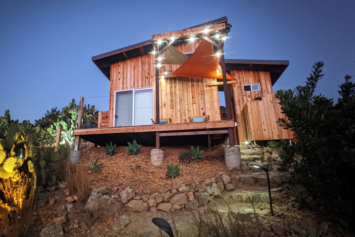 Loft Cabin-Night Cinema+Hot Soaking Tub+Views!